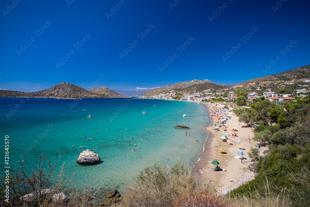 Strand am Meer, Inseln, Berge, türkis blaues Wasser