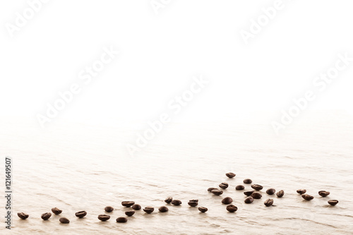 Kaffeebohnen im Morgenlicht auf weißer Granitplatte, Hintergrund