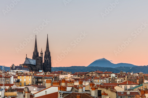 Zdjęcie XXL Clermont-Ferrand, Katedra Notre-Dame-de-l'Assomption Clermont stoi wulkan Puy de Dome we Francji