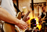 band spielt auf einer feier, e-Gitarre,