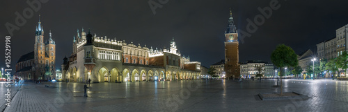Plakat Długi ujawnienie szeroki panoramiczny widok targowy kwadrat w centrum stary miasteczko Krakow, Polska.