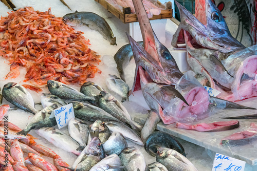 Plakat Swordfish i inne ryby i owoce morza na sprzedaż na rynku w Palermo na Sycylii