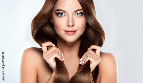 Plakat Eautiful model dziewczyna z błyszczącymi brązowymi prostymi długimi włosami. Pielęgnacja i produkty do włosów.