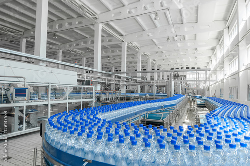 Fotoobraz na płótnie do produkcji plastikowych butelek i butelek w fabryce taśm przenośnikowych