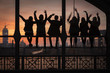 Jugendliche auf der Hackerbrücke in München bei Sonnenuntergang Jugendliche auf der Hackerbrücke in München bei Sonnenuntergang