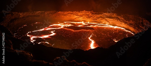 Plakat Panorama Erta Ale krater wulkanu, topniejąca lawa, depresja Danakil, Etiopia