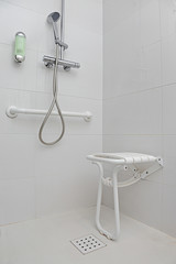 salle de bain douche équipée pour personnes handicapées