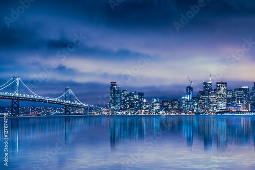 Fotoobraz na płótnie Piękna linia horyzontu San Francisco i Bay Bridge w nocy