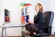 femme qui médite assise au travail femme qui médite assise au travail