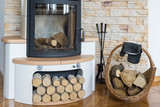 Feuerstelle mit Kaminofen und Holzkorb