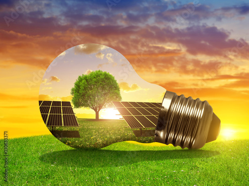 Zdjęcie XXL Energia słoneczna panel w żarówce przy zmierzchem. Pojęcie zrównoważonych zasobów.