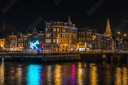 Zdjęcie XXL Nocy miasta widok od staci kolejowej przy Amsterdam Lekkim festiwalem holandie