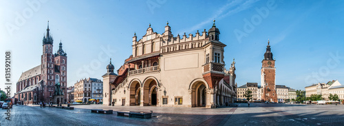 Plakat Panorama Rynku Głównego (Rynek) w Krakowie, Polska z Renesansową Kominiarnią (Sukiennice), gotycki kościół Mariacki, średniowieczna wieża ratuszowa. Największy średniowieczny rynek w Europie