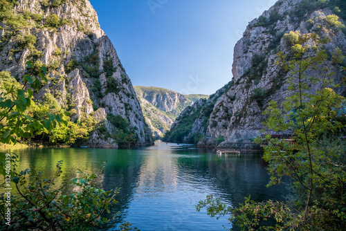 Zdjęcie XXL Widok piękna atrakcja turystyczna, jezioro przy Matka Jarem w Skopje otoczeniach. Macedonia.