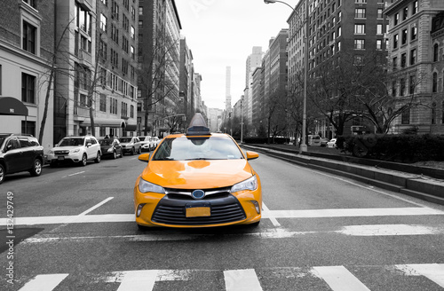 Fototapeta New York City taxi in yellow color in the traffic light