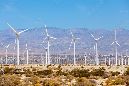 Zdjęcie XXL Turbiny wiatrowe do produkcji energii elektrycznej, Palm Sprigs, Kalifornia. Prosta czysta energia