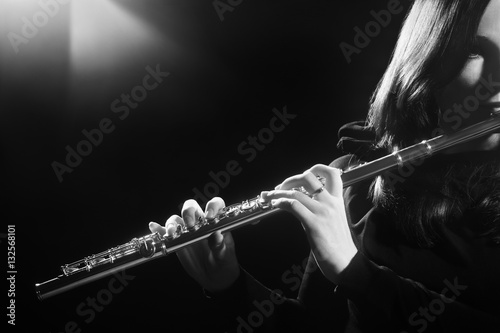 Fotoobraz na płótnie Instrument fletowy Flecista grający na flecie odtwarzacz muzyczny