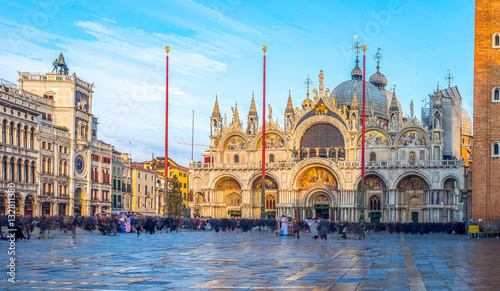 Plakat Plac San Marco z dzwonnicą i bazyliką San Marco. Główny plac starego miasta. Wenecja, Wenecja Euganejska Włochy.