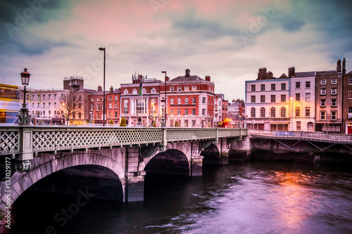 Zdjęcie XXL Historyczny Grattan most nad Rzecznym Liffey w Dublin Irlandia przy zmierzchem