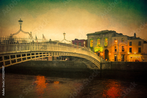 Zdjęcie XXL Rocznik textured wizerunek Dublin Irlandia przy Ha'penny mostem nad rzeką Liffey