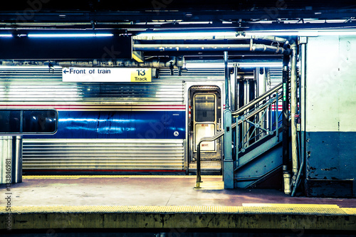 Zdjęcie XXL Widok z New York City pociągu czeka na Long Island Railroad metra platformy na Penn Station w Manhattan NYC.