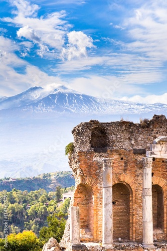 Plakat Ruiny i kolumny antycznego teatru greckiego w Taormina i Etna Mount w tle. Sycylia, Włochy, Europa.