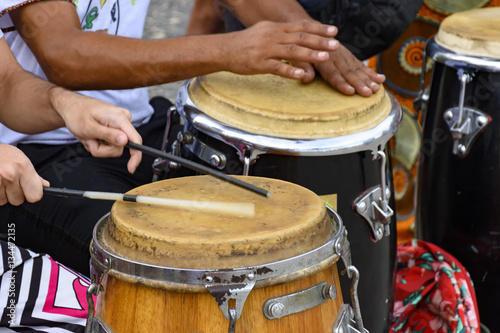 Zdjęcie XXL Instrument perkusyjny zwany atabaque grany na tradycyjnej brazylijskiej imprezie