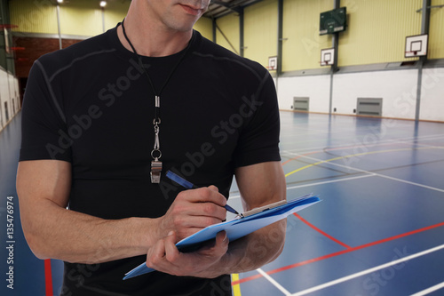 Fotoobraz na płótnie Koszykówka, handball trener z treningu planu zakończeniem up na koszykówki polu. Team sport, fitness i zdrowego stylu życia koncepcji.