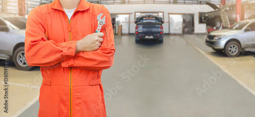 Zdjęcie XXL Mechanika mienia wyrwanie w samochodowym garażu, mechanika i narzędzi pojęciu ,.