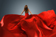 Frau mit rotem Abendkleid mit langer Schleppe Frau mit rotem Abendkleid mit langer Schleppe