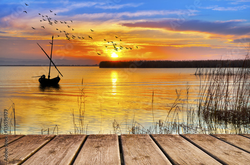 Fototapeta amanece un dia de colores en el lago