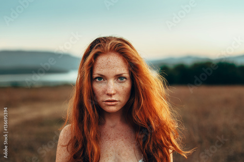 Plakat Piękna romantyczna dziewczyna na zewnątrz. Piękna Nastoletnia Wzorcowa dziewczyna na polu i blisko rzeki w słońca świetle. Jesień. Glow Sun, Sunshine. Podświetlany. Stonowany w ciepłych kolorach