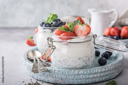 Plakat Chia nasienie budyń z jagodami w szklanym słoju. Koncepcja Superfoods z miejsca na kopię.
