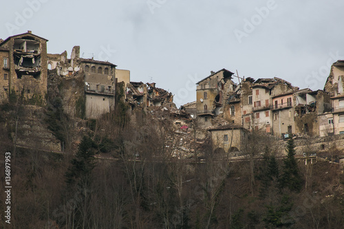 Zdjęcie XXL Okropny widok panoramiczny Arquata del Tronto zniszczony przez trzęsienie ziemi