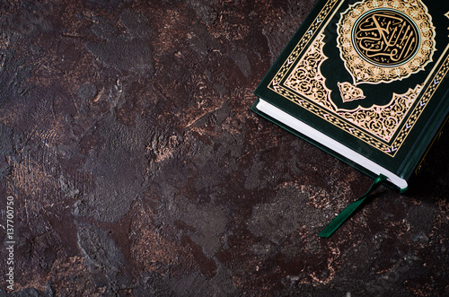 Fotoobraz na płótnie Islamska Księga Koranu na ciemnym tle rocznika z kaligrafii arabskiej, co oznacza Święty Koran