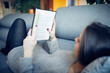 Ragazza legge libro sul divano a casa Ragazza legge libro sul divano a casa