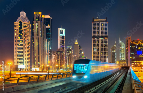 Zdjęcie XXL Jazda pociągiem metra z drapaczami chmur w tle - Dubaj, Zjednoczone Emiraty Arabskie