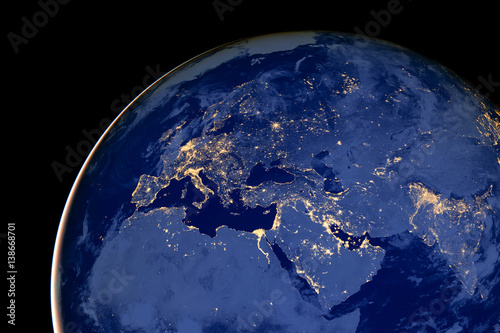 Plakat Europa i Północna Afryka nocą - elementy tego obrazu są dostarczane przez NASA