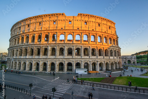 Zdjęcie XXL Niskiego kąta widok Colosseum Amphitheatre w Rzym przeciw niebieskiego nieba tłu.