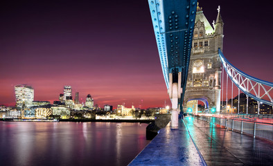 Sicht von der Tower Bridge auf die City of London nach Sonnenuntergang