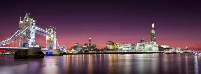 Panorama von der Tower Bridge bis zur London Bridge nach Sonnenuntergang