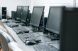 Salle informatique avec ordinateurs Salle informatique avec ordinateurs
