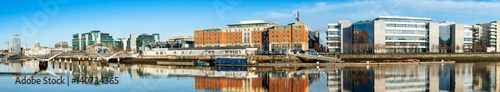 Obraz na płótnie Dublin, Irlandia, panoramiczny widok na rzekę Liffey w jasny dzień