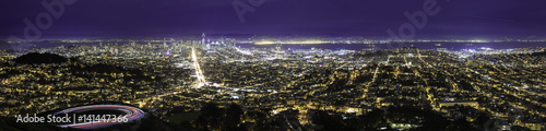 Plakat Miasto widok w nocy w San Francisco. Na antenie widać zarówno dzielnicę finansową, metropolię śródmiejską, jak i miejskie osiedla mieszkaniowe w Oakland i SF.