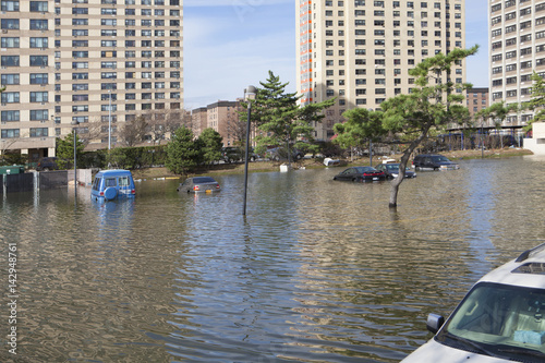 Zdjęcie XXL NEW YORK - 1 listopada: Powódź na parkingu w Far Rockaway po huraganie Sandy 29 października 2012 w Nowym Jorku, NY