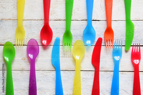 Zdjęcie XXL Dziecka cutlery na białym drewnianym stole w dziecinu. Kolorowe tło sztućce.