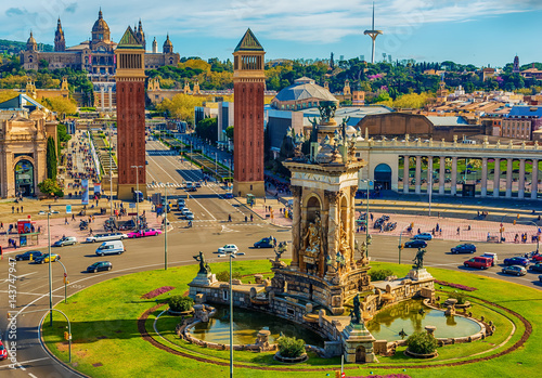 Zdjęcie XXL Widok z lotu ptaka z góry Barcelona, Katalonia, Hiszpania na wiosnę. Placa d'Espanya, Plaza de Espana, Plac Hiszpański. Palau National, National Palace, Narodowe Muzeum Sztuki Katalonii
