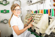 Setting up threads in an embroidery machine Setting up threads in an embroidery machine