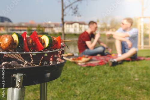 Plakat Przyjaciele o grilla na świeżym powietrzu. Grill z różnych grilla, selektywne focus