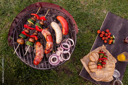 Zdjęcie XXL Grill z różnymi pysznymi grillami na świeżym powietrzu, widok z góry